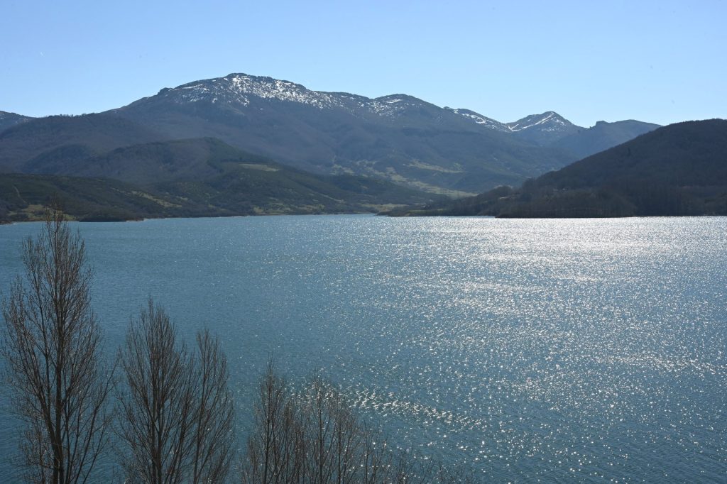 RIAÑO (LEÓN), 24/03/2026.- Embalse de Riaño (León), que se encuentra por encima del 80% de su capacidad. EFE/ J.Casares