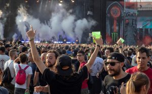 GRAF9406. VIVEIRO (LUGO), 05/07/2019.- El público del macrofestival de metal "Resurrection Fest" en Viveiro (Lugo) disfruta de los conciertos este viernes y espera a la histórica banda de metal alternativo Slipknot, que es la gran protagonista de esta segunda jornada de la decimocuarta edición del festival. EFE/ Efe/eliseo Trigo