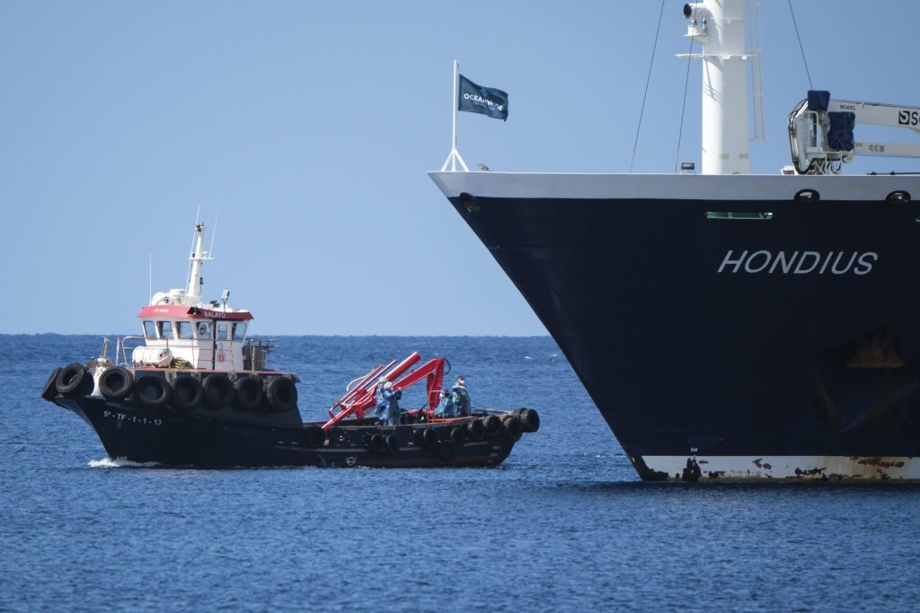 GRAFCAN3678. GRANADILLA DE ABONA (TENERIFE) (ESPAÑA), 10/05/2026.- El crucero MV Hondius está fondeado en el puerto de Granadilla de Abona (Tenerife) mientras prosigue el desembarco de sus pasajeros en condiciones de seguridad sanitaria. EFE/Alberto Valdés