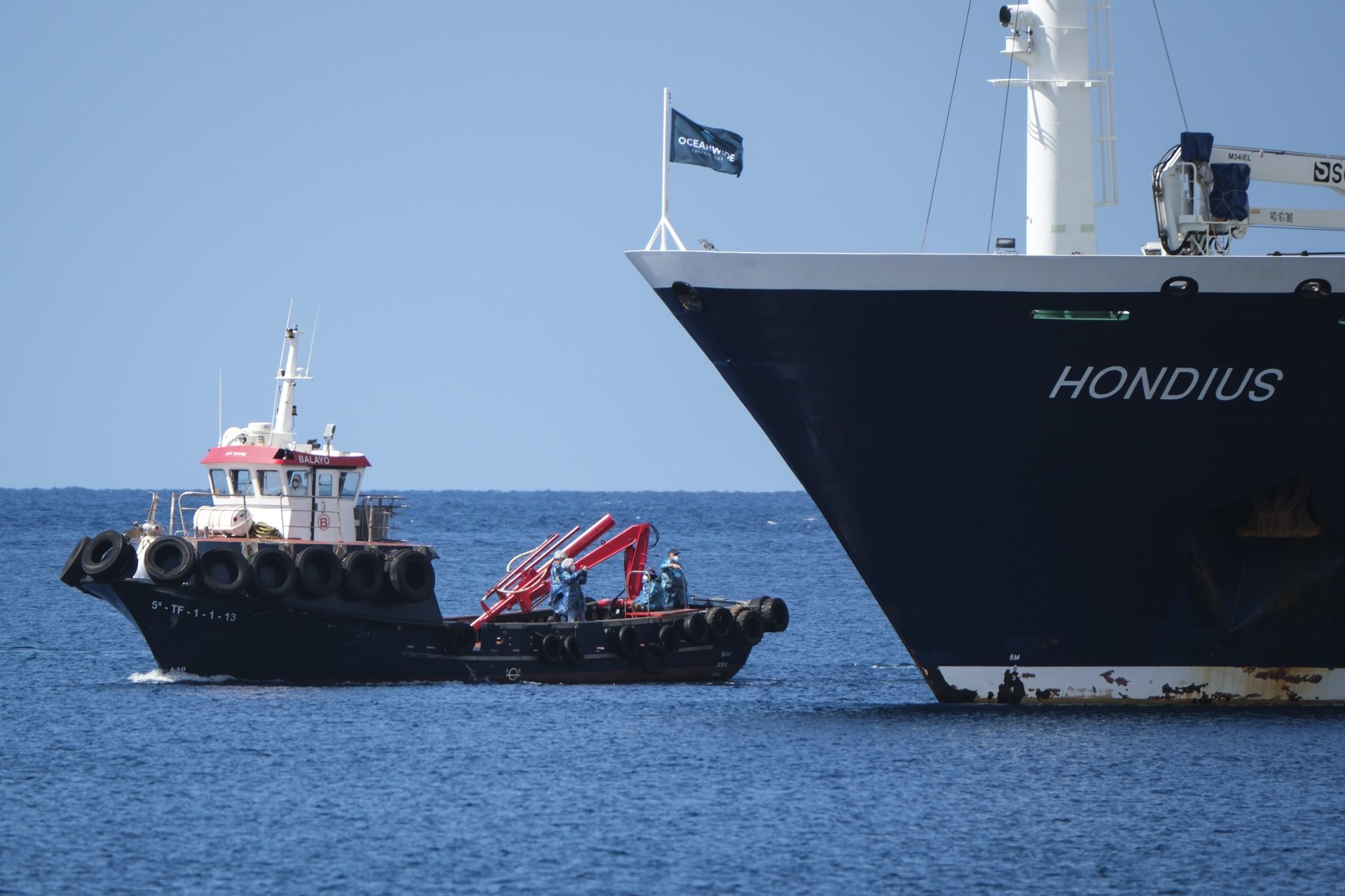 GRAFCAN3678. GRANADILLA DE ABONA (TENERIFE) (ESPAÑA), 10/05/2026.- El crucero MV Hondius está fondeado en el puerto de Granadilla de Abona (Tenerife) mientras prosigue el desembarco de sus pasajeros en condiciones de seguridad sanitaria. EFE/Alberto Valdés