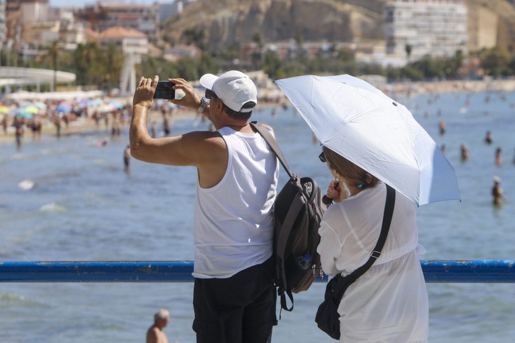 GRAFCVA4223. ALICANTE, 28/05/2026.- Una pareja contempla la playa de El Postiguet durante este jueves en el que la Agencia Estatal de Meteorología (Aemet) ha avanzado que las zonas bajas del prelitoral de la provincia de Valencia alcanzarán este viernes, 29 de mayo, temperaturas de más de 36 grados, equivalentes a un día normal de mitad del mes de julio, en el que será el día más cálido del "prolongado y anómalo episodio" de calor que lleva activo desde hace doce días. EFE/Morell