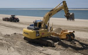 ANDALUCÍA. HU02. CARTAYA (HUELVA), 28/05/2018 - Excavadoras trabajan en la playa del Nuevo Portil, en Cartaya (Huelva), hoy en el que el Gobierno central ha comenzado las obras de regeneración de las playas onubenses afectadas por los temporales del pasado invierno para las que se precisará un volumen de arena de 900.000 metros cúbicos. EFE/Julián Pérez
