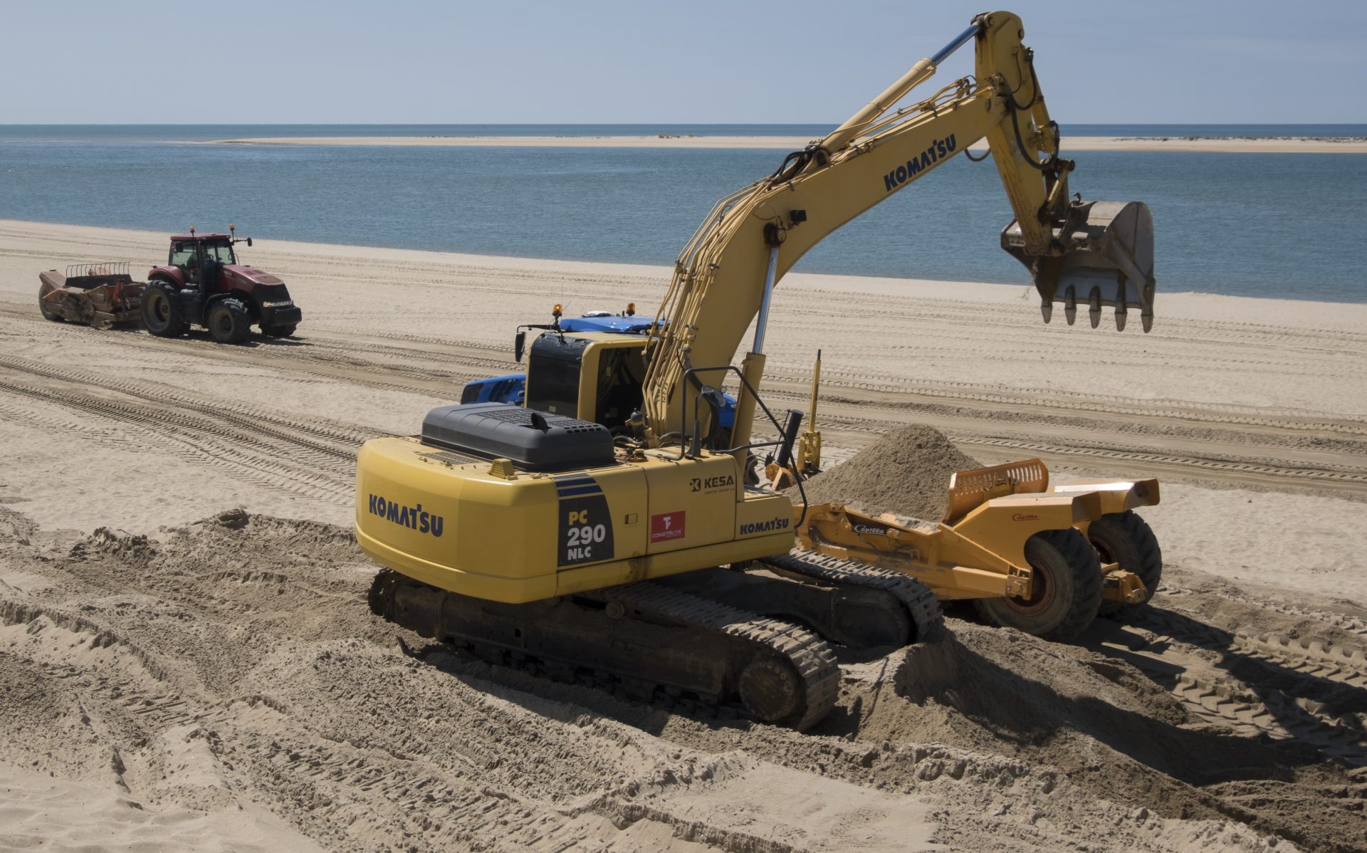 ANDALUCÍA. HU02. CARTAYA (HUELVA), 28/05/2018 - Excavadoras trabajan en la playa del Nuevo Portil, en Cartaya (Huelva), hoy en el que el Gobierno central ha comenzado las obras de regeneración de las playas onubenses afectadas por los temporales del pasado invierno para las que se precisará un volumen de arena de 900.000 metros cúbicos. EFE/Julián Pérez