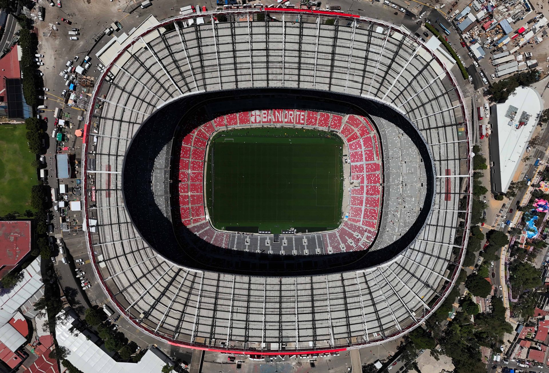 MEX8319. CIUDAD DE MÉXICO (MÉXICO), 27/03/2026.- Fotografía aérea del Estadio Azteca (Banorte) este viernes, en Ciudad de México (México). El Estadio Azteca, santuario del fútbol donde se hicieron campeones mundiales los míticos Pelé y Maradona, abrirá sus puertas mañana después de una remodelación capital, que ha rejuvenecido al recinto a unas semanas de cumplir 60 años. EFE/ Mario Guzmán