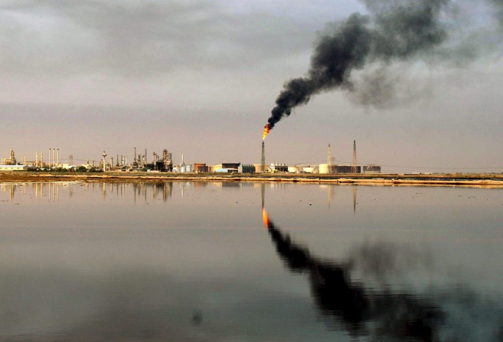 KAR01 BASORA (IRAK) 04/10/2010.- Fotografía de archivo tomada el 8 de marzo de 2009 que muestra una refinería cerca de Umm Quasar en Basora, Irak. El ministro de Petróleo iraquí, Husein al Shaharestani, anunció hoy que las reservas de petróleo del país superan los 143.000 millones de barriles, lo que supone un aumento de 28.000 millones frente a las estimaciones anteriores. "Las reservas de petróleo iraquí probadas alcanzan los 143.100 millones de barriles de petróleo, que se pueden extraer con las técnicas disponibles en la actualidad", dijo Al Shaherestani en una rueda de prensa. Asimismo, indicó que "con el estudio de nuevos campos y el avance de la tecnología es posible que aumenten estas reservas" de petróleo, que apenas suponen un 30 por ciento de los 505.000 millones de barriles de petróleo que, según el ministro, esconde el subsuelo de Irak. EFE/ALAA AL-SHEMAREE