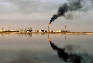 KAR01 BASORA (IRAK) 04/10/2010.- Fotografía de archivo tomada el 8 de marzo de 2009 que muestra una refinería cerca de Umm Quasar en Basora, Irak. El ministro de Petróleo iraquí, Husein al Shaharestani, anunció hoy que las reservas de petróleo del país superan los 143.000 millones de barriles, lo que supone un aumento de 28.000 millones frente a las estimaciones anteriores. "Las reservas de petróleo iraquí probadas alcanzan los 143.100 millones de barriles de petróleo, que se pueden extraer con las técnicas disponibles en la actualidad", dijo Al Shaherestani en una rueda de prensa. Asimismo, indicó que "con el estudio de nuevos campos y el avance de la tecnología es posible que aumenten estas reservas" de petróleo, que apenas suponen un 30 por ciento de los 505.000 millones de barriles de petróleo que, según el ministro, esconde el subsuelo de Irak. EFE/ALAA AL-SHEMAREE