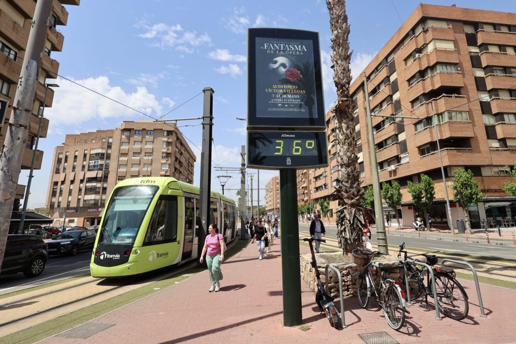 Un termómetro marca 36 grados el pasado 22 de abril en el centro de Murcia. EFE/Juan Carlos Caval