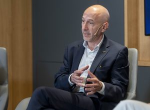 Xavier Cardoso, presidente de Ecolab en España, Italia y Portugal, durante una intervención en un encuentro empresarial sobre sostenibilidad y gestión del agua.