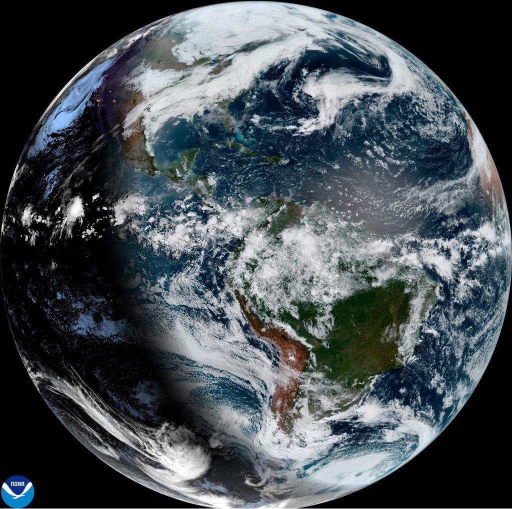 USA549. MIAMI (ESTADOS UNIDOS), 06/05/2026.- Fotografía satelital cedida por la Oficina Nacional de Administración Oceánica y Atmosférica (NOAA) a través del Centro Nacional de Huracanes (NHC) estadounidense que muestra el estado del clima en el Atlántico y parte del pacífico. Expertos de Estados Unidos prevén un 'Superniño' este 2026 que modificará los patrones climáticos a nivel global, ocasionando fuertes lluvias e inundaciones repentinas en la costa oeste del país y temperaturas más altas en el este, pero que también ejercerá como un escudo protector de huracanes en el Atlántico. EFE/ NOAA-NHC /SOLO USO EDITORIAL/ NO VENTAS/ SOLO DISPONIBLE PARA ILUSTRAR LA NOTICIA QUE ACOMPAÑA (CRÉDITO OBLIGATORIO)