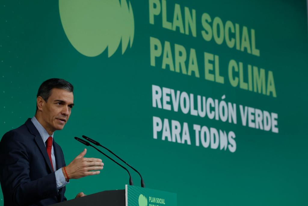 El presidente del Gobierno, Pedro Sánchez, interviene durante la clausura el acto de presentación de la propuesta de Plan Social para el Clima, que contiene medidas e inversiones para reducir las emisiones de CO2 en el transporte por carretera o los edificios, y cuyo objetivo general es impulsar una transición ecológica socialmente justa, en Madrid, este lunes. EFE/ J.J. Guillen