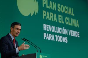 El presidente del Gobierno, Pedro Sánchez, interviene durante la clausura el acto de presentación de la propuesta de Plan Social para el Clima, que contiene medidas e inversiones para reducir las emisiones de CO2 en el transporte por carretera o los edificios, y cuyo objetivo general es impulsar una transición ecológica socialmente justa, en Madrid, este lunes. EFE/ J.J. Guillen