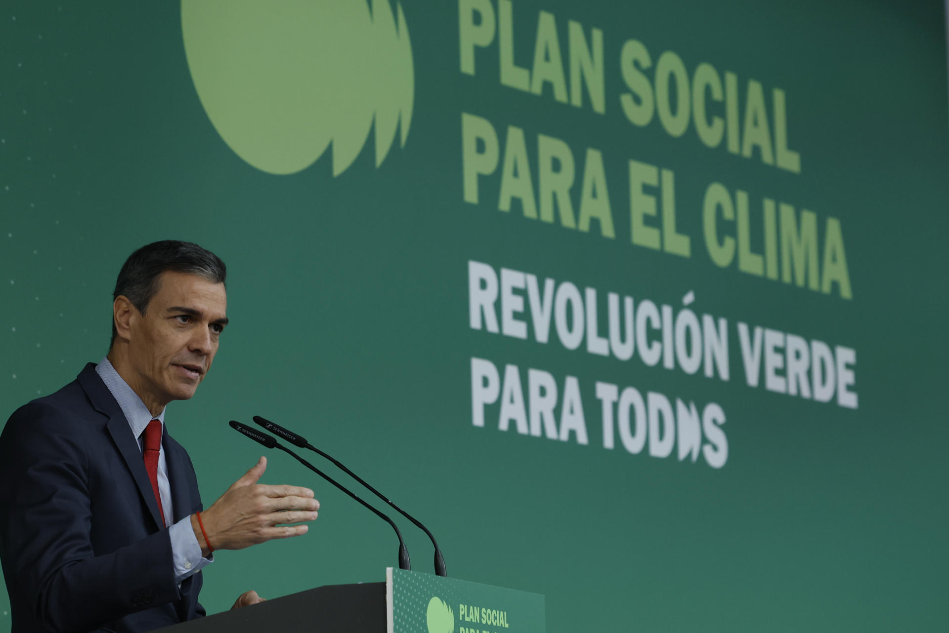 El presidente del Gobierno, Pedro Sánchez, interviene durante la clausura el acto de presentación de la propuesta de Plan Social para el Clima, que contiene medidas e inversiones para reducir las emisiones de CO2 en el transporte por carretera o los edificios, y cuyo objetivo general es impulsar una transición ecológica socialmente justa, en Madrid, este lunes. EFE/ J.J. Guillen