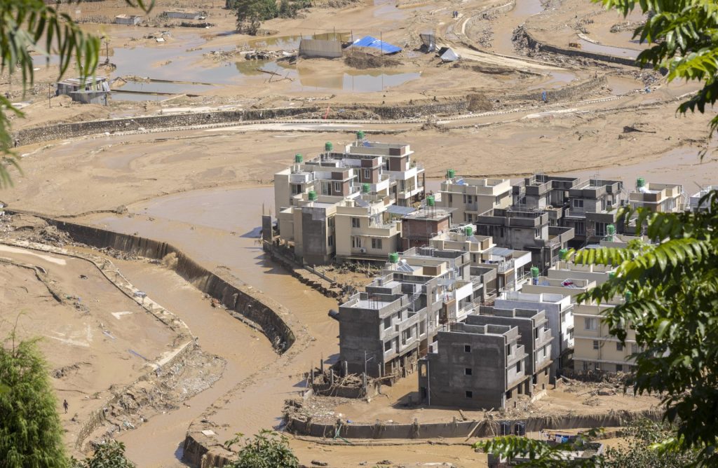 Kathmandu (Nepal), 30/09/2024.- A view of a flooded area in Kathmandu, Nepal, 30 September 2024. At least 193 people are dead by landslides and floods that occurred in all over Nepal due to torentital rainfall on 28 September 2024, according to Nepal Police. (Inundaciones, deslizamiento de tierras) EFE/EPA/NARENDRA SHRESTHA