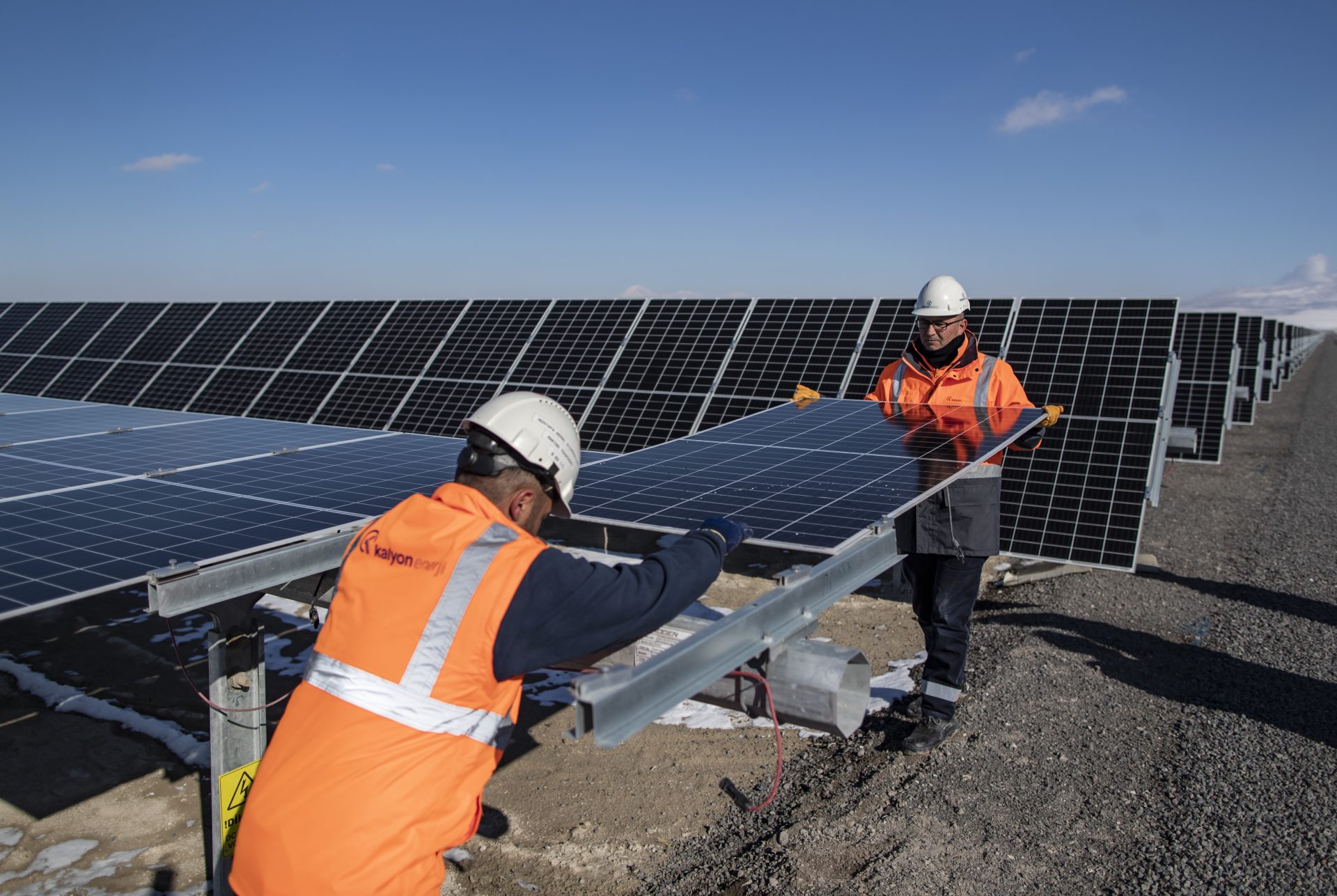 Konya (Turkey), 02/02/2023.- Technicians replace a photovoltaic panel after it was damaged by a stone bouncing from a passing car, at the Kalyon PV Karapinar Solar Power Plant in Konya, Turkey, 02 February 2023 (issued 04 March 2023). The SPP is the largest solar power plant in Europe and one of the largest in the world. It covers 20 million square meters, the equivalent to 2,600 football fields, and its construction began in 2020 in the Renewable Energy Resource Area (YEKA) of Karapinar. Once completed, its 3.5 million panels are expected to produce a combined output of 1,350 MW to meet the household energy demand of two million people. (Turquía) EFE/EPA/ERDEM SAHIN
