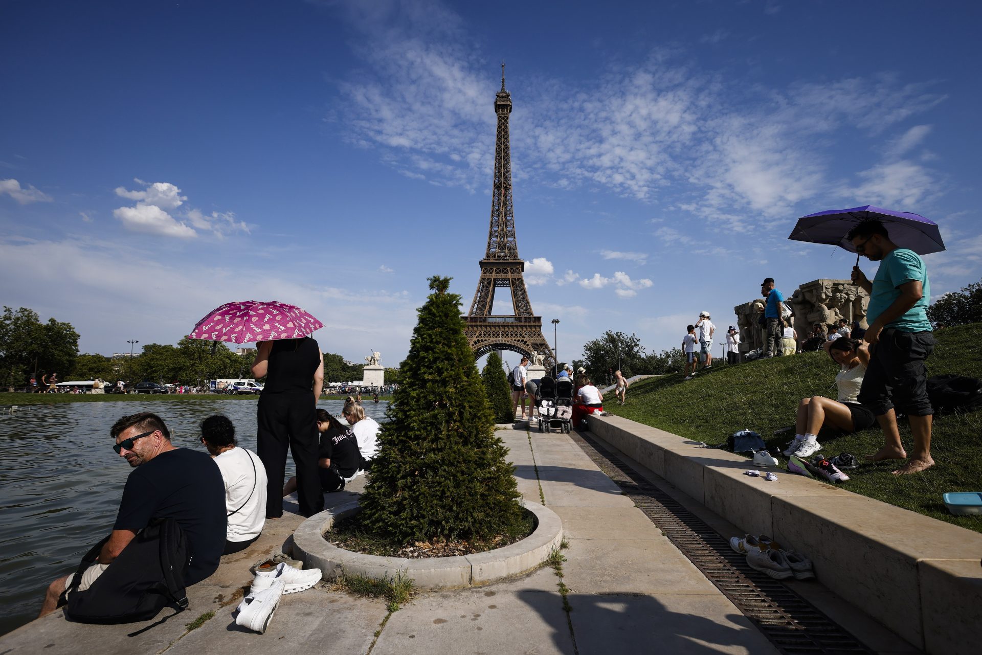 Paris (France), 20/06/2026.- People shelter from the heat under umbrellas at the Trocadero Fountain by the Eiffel Tower, in Paris, France, 20 June 2026. An intense heatwave is gripping Western and Central Europe, pushing temperatures far above seasonal norms for mid-June. (Francia) EFE/EPA/YOAN VALAT