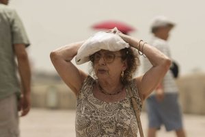 CÓRDOBA, 23/06/2026.- Un turista se protege del sol mientras cruza el Puente Romano de Córdoba, este martes. El Ayuntamiento de Córdoba ha puesto en marcha este martes las medidas extraordinarias por altas temperaturas ante la activación del aviso rojo por calor extremo entre las 13.00 horas y las 21.00 horas, franja en la que se prevé "riesgo extremo". El Ayuntamiento de la capital cordobesa ha informado de que la activación de este nivel implica la puesta en marcha de actuaciones excepcionales, entre ellas la apertura de los refugios climáticos en horario de 9.00 a 21.00 horas, así como la suspensión de las actividades al aire libre durante la franja horaria en la que la Agencia Estatal de Meteorología ha decretado el nivel rojo. EFE/Rafa Alcaide