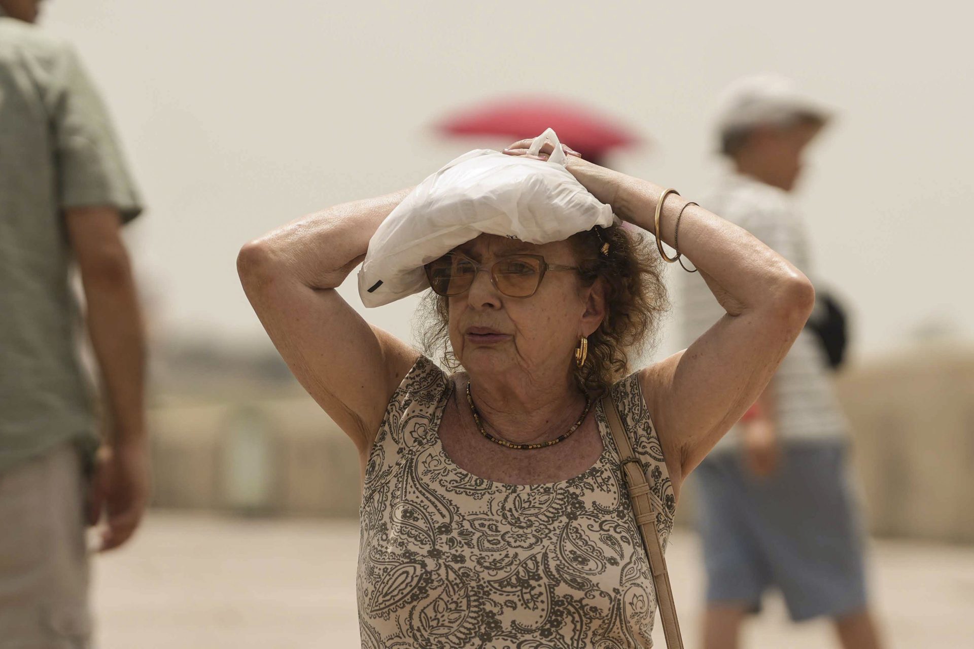 CÓRDOBA, 23/06/2026.- Un turista se protege del sol mientras cruza el Puente Romano de Córdoba, este martes. El Ayuntamiento de Córdoba ha puesto en marcha este martes las medidas extraordinarias por altas temperaturas ante la activación del aviso rojo por calor extremo entre las 13.00 horas y las 21.00 horas, franja en la que se prevé "riesgo extremo". El Ayuntamiento de la capital cordobesa ha informado de que la activación de este nivel implica la puesta en marcha de actuaciones excepcionales, entre ellas la apertura de los refugios climáticos en horario de 9.00 a 21.00 horas, así como la suspensión de las actividades al aire libre durante la franja horaria en la que la Agencia Estatal de Meteorología ha decretado el nivel rojo. EFE/Rafa Alcaide