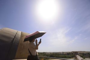 A tourist uses an umbrella to protect herself from the sun in Cordoba, Spain, 18 June 2026. Spain's meteorological agency AEMET warned of an expected increase in temperatures that could exceed 40 degrees as Spain faces what could be the first heatwave of 2026, coinciding with the start of summer on 21 June. EFE/ Salas