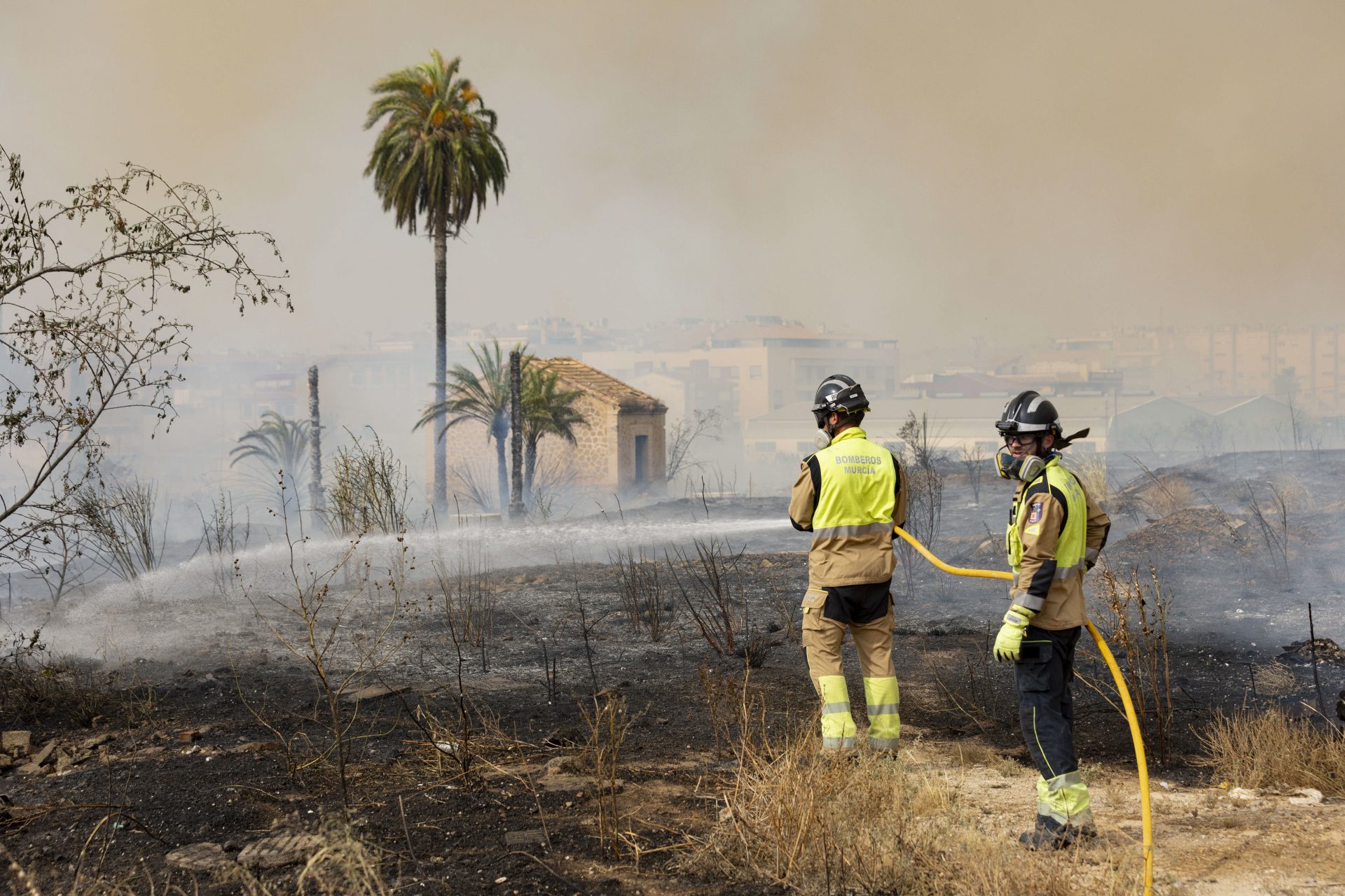 LOS GARRES, (MURCIA), 02/06/2026.- Tres hidroaviones, otros tantos helicópteros con cargas de agua y otro de coordinación junto a otra aeronave para esta última tarea han sido enviados a la extinción del incendio forestal declarado sobre las 15.10 horas de este martes en el incendio localizado en la pedanía de Garres y Lages en el parque regional murciano de El Valle-Carrascoy en una zona de pinar y arbustos, informan los Gobiernos de España y Murcia.- EFE/ Marcial Guillén