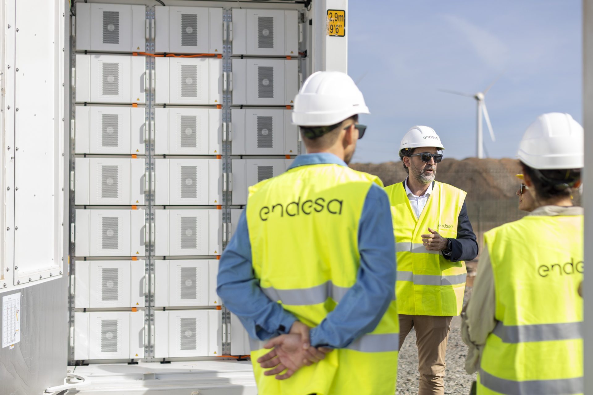 EL MATORRAL (GRAN CANARIA) (ESPAÑA), 16/10/2025.- Endesa ha inaugurado este jueves en el sur de Gran Canaria, en El Matorral, la primera planta solar fotovoltaica de España hibridada con baterías de litio, una instalación capaz de generar 8 megavatios hora (Mwh) de electricidad limpia en la que ha invertido 12 millones de euros. En la imagen, el responsable de Operación y Mantenimiento Solar de Endesa, Antonio Moset (c), explica los detalles de las instalaciones. EFE/Quique Curbelo