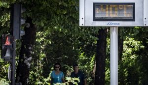 SAN SEBASTIÁN, 22/06/2026.- Una pareja pasa junto a un termómetro este lunes San Sebastián. Los cielos en Euskadi se presentan hoy poco nubosos o despejados y con posibilidad de algún chubasco disperso tormentoso en el sur, en una nueva jornada de calor sofocante que volverá a dejar máximas de entre 35 y 40 grados en los tres territorios. EFE/ Javier Etxezarreta