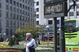 BILBAO, 24/06/2026.- Un termómetro marca 44 º C este miércoles en Bilbao. La ola de calor que afecta a España desde el pasado fin de semana, y que ha causado ya dos muertes, comienza a remitir este miércoles, aunque todavía será una jornada muy calurosa en buena parte del país, antes de un "notable descenso térmico" previsto para el jueves, con el que finalizará este episodio. EFE/Luis Tejido