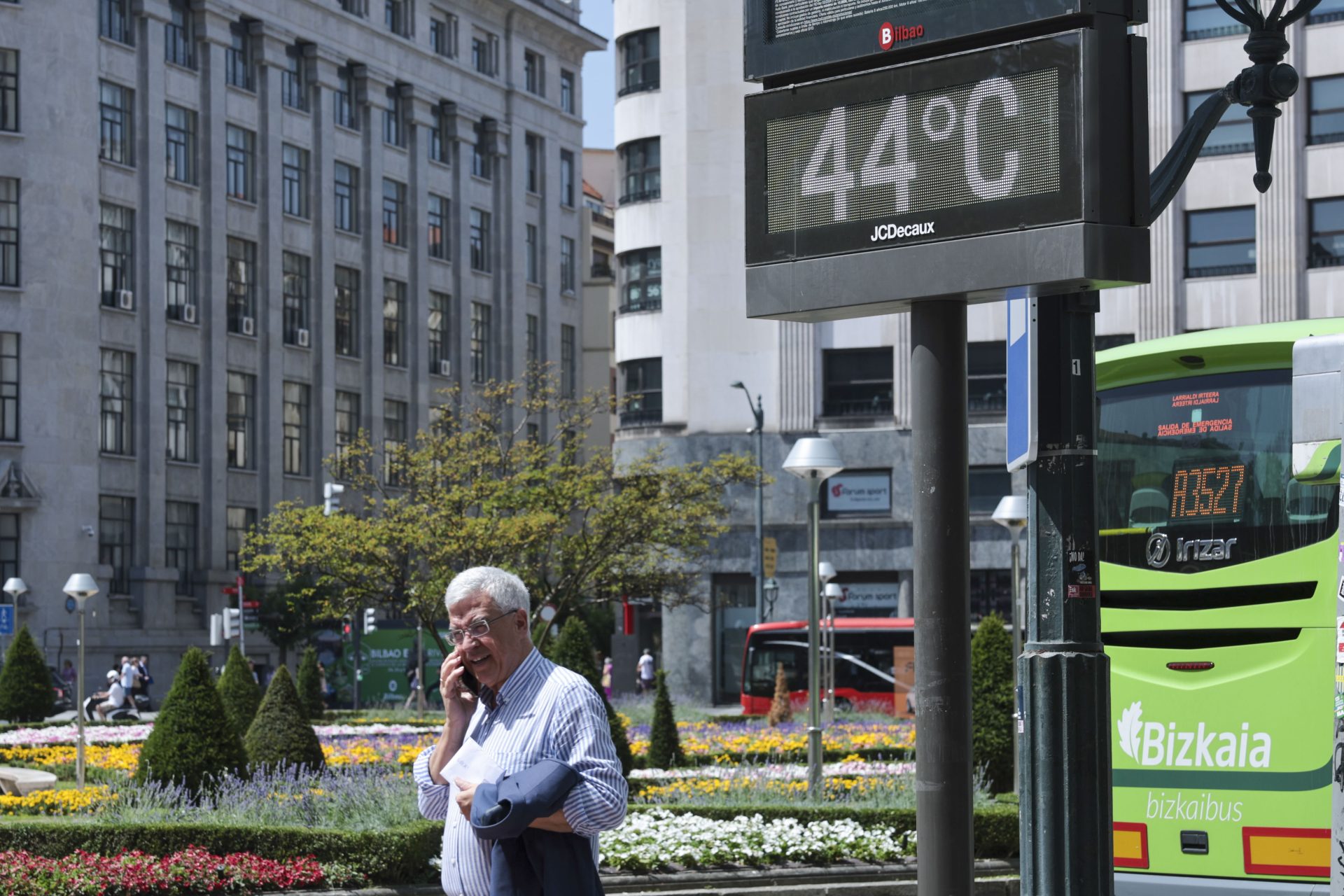 BILBAO, 24/06/2026.- Un termómetro marca 44 º C este miércoles en Bilbao. La ola de calor que afecta a España desde el pasado fin de semana, y que ha causado ya dos muertes, comienza a remitir este miércoles, aunque todavía será una jornada muy calurosa en buena parte del país, antes de un "notable descenso térmico" previsto para el jueves, con el que finalizará este episodio. EFE/Luis Tejido