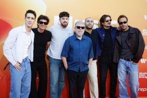 MADRID, 17/06/2026.- El cantante gallego Ivan Ferreiro (c) y las bandas "Veintiuno" y "Marlon" posan en el photocall del evento organizado por Repsol, "Music Feat Energy", celebrado este miércoles en el The Music Station, en Madrid. EFE/David Fernández