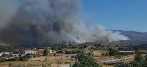 Incendio de Burgohondo (Ávila), minutos antes del desalojo del pueblo. EFE/Jesús Jiménez