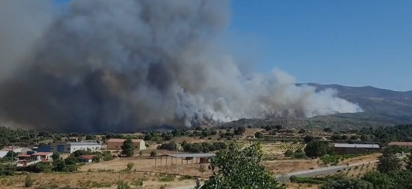 Incendio de Burgohondo (Ávila), minutos antes del desalojo del pueblo. EFE/Jesús Jiménez