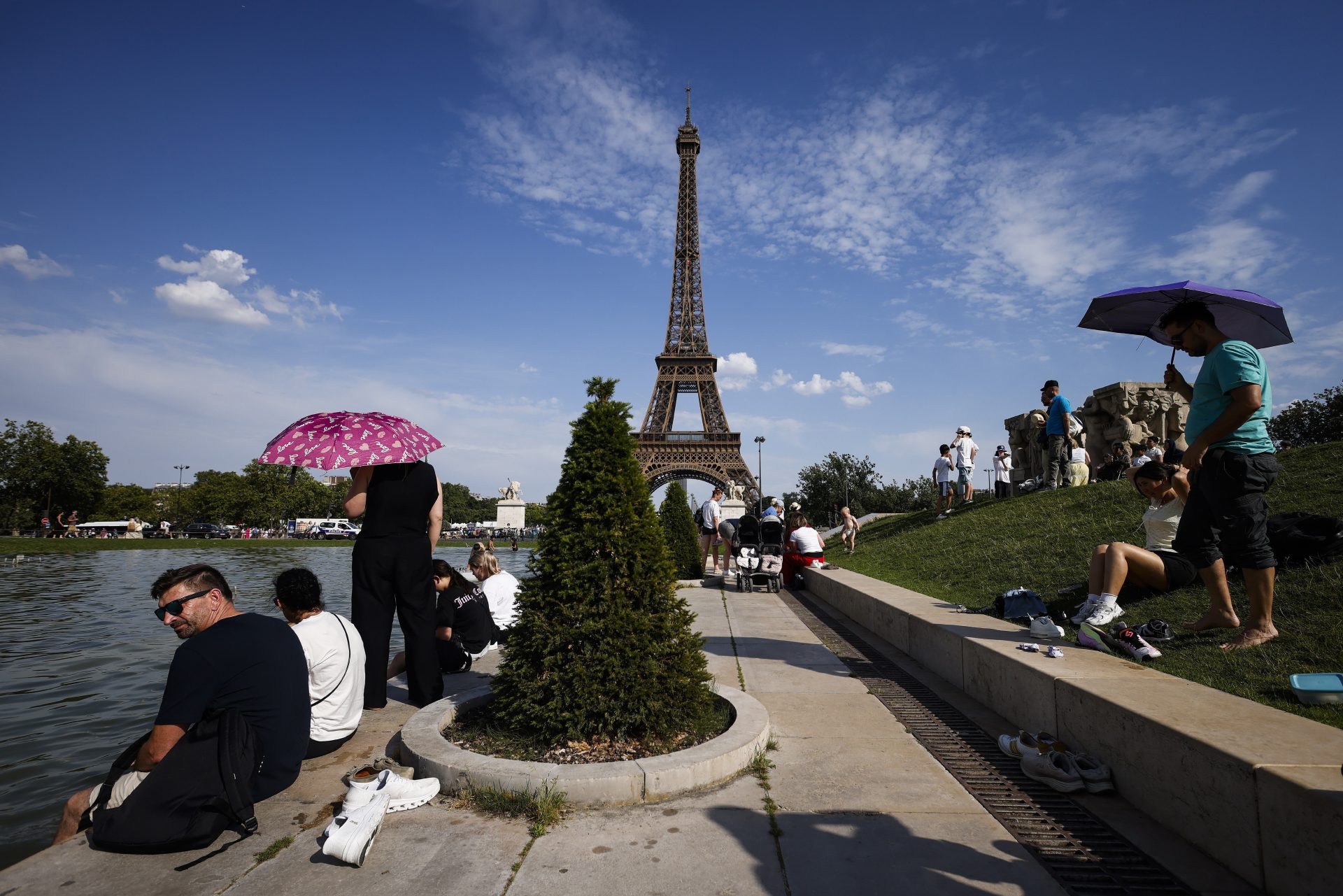 Paris (France), 20/06/2026.- People shelter from the heat under umbrellas at the Trocadero Fountain by the Eiffel Tower, in Paris, France, 20 June 2026. An intense heatwave is gripping Western and Central Europe, pushing temperatures far above seasonal norms for mid-June. (Francia) EFE/EPA/YOAN VALAT