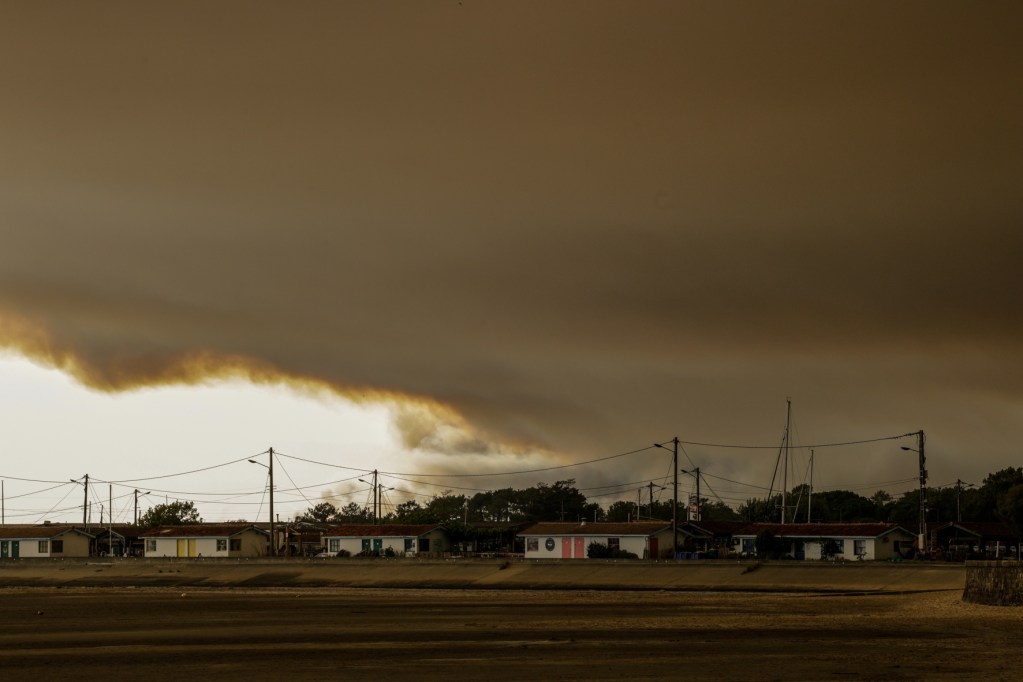 ANDERNOS (France), 24/07/2026.- Smoke rises over the pine forest from a fire near the village of Andernos, as a wildfire spreads on the Cap-Ferret peninsula in south-western France, 24 July 2026. French Interior Minister Laurent Nunez confirmed that around 40,000 people are being evacuated from the Cap Ferret peninsula due to the wildfires following a total evacuation order issued by authorities for the southwestern region. (incendio forestal, Francia) EFE/EPA/JULIEN REGUL