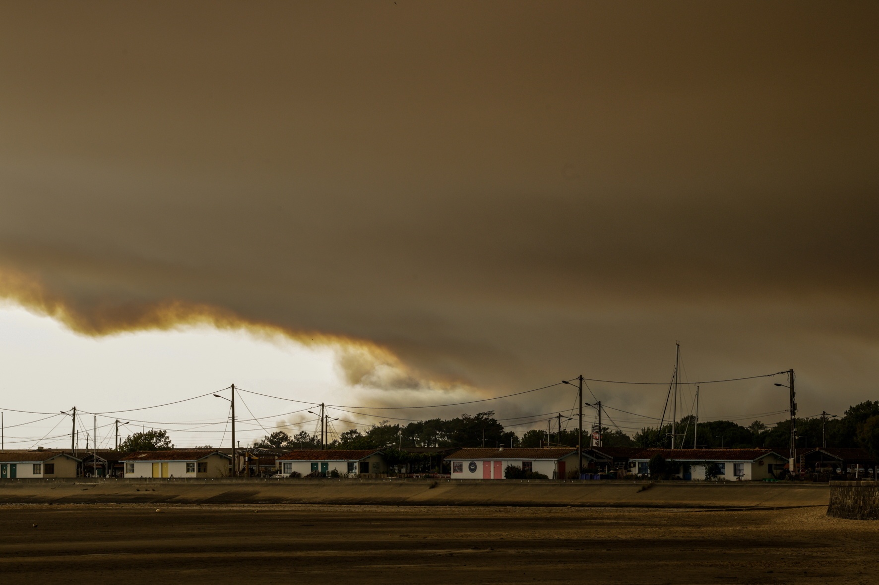 ANDERNOS (France), 24/07/2026.- Smoke rises over the pine forest from a fire near the village of Andernos, as a wildfire spreads on the Cap-Ferret peninsula in south-western France, 24 July 2026. French Interior Minister Laurent Nunez confirmed that around 40,000 people are being evacuated from the Cap Ferret peninsula due to the wildfires following a total evacuation order issued by authorities for the southwestern region. (incendio forestal, Francia) EFE/EPA/JULIEN REGUL