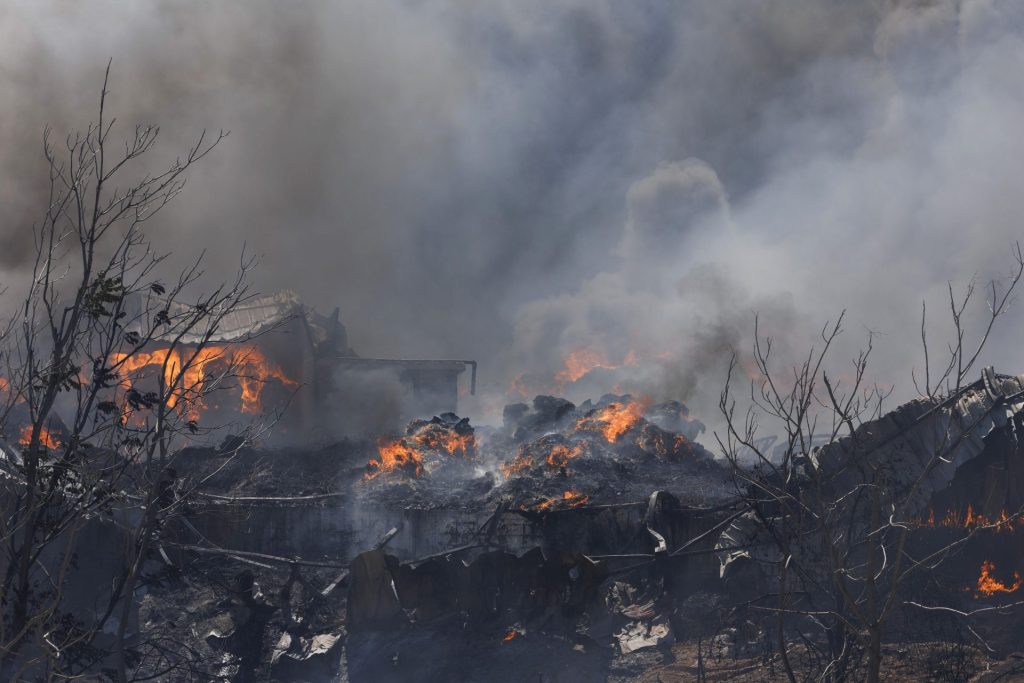 FOTODELDÍA Oreokastro (Grecia), 05/07/2026.- Llamas y humo envuelven un edificio durante un incendio en el municipio suburbano de Oreokastro, cerca de Salónica, Grecia, el 5 de julio de 2026. Según los bomberos, el incendio se originó en un barranco en una zona montañosa la noche del 4 de julio y se propagó rápidamente, afectando a varios negocios y provocando evacuaciones en poblaciones cercanas.EFE/ Achilleas Chiras