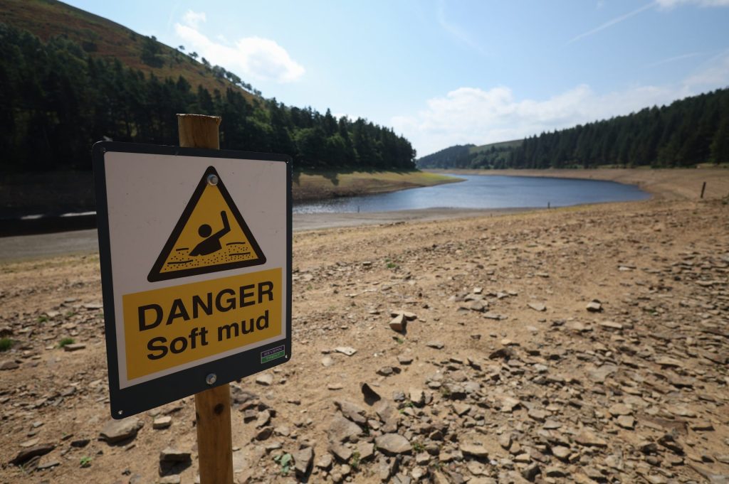HOWDEN RESERVOIR (United Kingdom), 29/07/2026.- The dried bed of Howden Reservoir, Britain, 29 July 2026. Howden Reservoir in the Upper Derwent Valley is currently at 48 percent of it’s storage capacity after an unusually hot and dry July, which is on course to become the driest on record. (sequía, Reino Unido) EFE/EPA/ADAM VAUGHAN