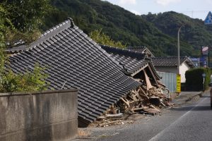 Hikawa (Japan), 29/07/2026.- A damaged building caused by an earthquake in Hikawa City, Kumamoto Prefecture, Japan, 29 July 2026. At least 13 people have died and several were injured after the 7.1-magnitude earthquake struck Kumamoto Prefecture, damaging infrastructure including a shopping mall and a factory, according to Japanese Prime Minister Takaichi. (Terremoto/sismo, Japón) EFE/EPA/RODRIGO REYES MARIN