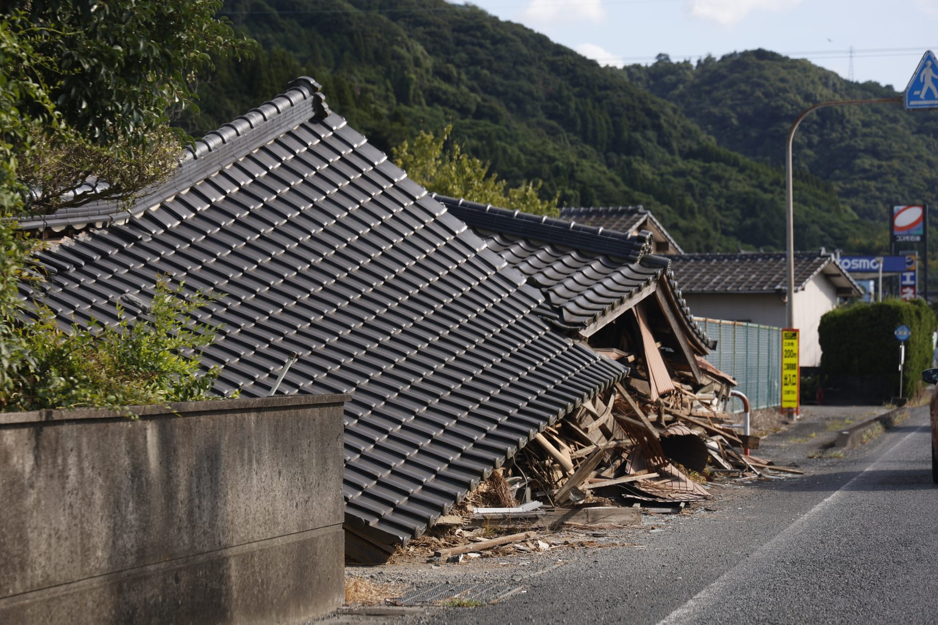 Hikawa (Japan), 29/07/2026.- A damaged building caused by an earthquake in Hikawa City, Kumamoto Prefecture, Japan, 29 July 2026. At least 13 people have died and several were injured after the 7.1-magnitude earthquake struck Kumamoto Prefecture, damaging infrastructure including a shopping mall and a factory, according to Japanese Prime Minister Takaichi. (Terremoto/sismo, Japón) EFE/EPA/RODRIGO REYES MARIN