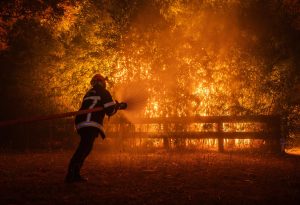 FOTODELDÍA Ares (Francia), 26/07/2026.- Una fotografía facilitada por el SDIS33 (Servicio Departamental de Bomberos y Socorro de Gironda) muestra a un equipo de bomberos desplegándose para combatir un incendio forestal que se extendía por Ares, en el suroeste de Francia, a última hora del 25 de julio de 2026 (publicada el 26 de julio de 2026). EFE/EPA/DAMIEN REMBERT / FOTO DE ARCHIVO SOLO PARA USO EDITORIAL/NO COMERCIAL