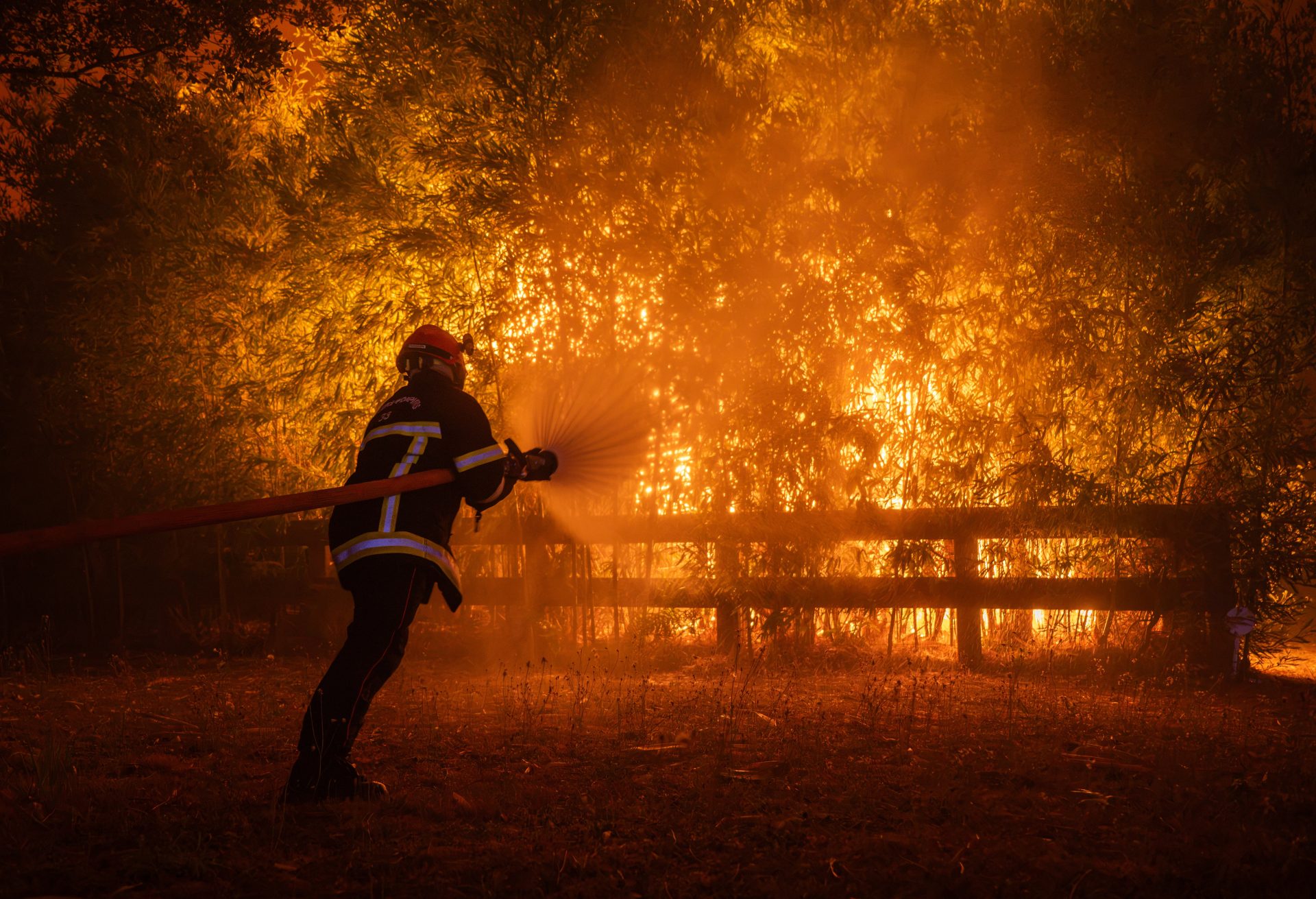 FOTODELDÍA Ares (Francia), 26/07/2026.- Una fotografía facilitada por el SDIS33 (Servicio Departamental de Bomberos y Socorro de Gironda) muestra a un equipo de bomberos desplegándose para combatir un incendio forestal que se extendía por Ares, en el suroeste de Francia, a última hora del 25 de julio de 2026 (publicada el 26 de julio de 2026). EFE/EPA/DAMIEN REMBERT / FOTO DE ARCHIVO SOLO PARA USO EDITORIAL/NO COMERCIAL