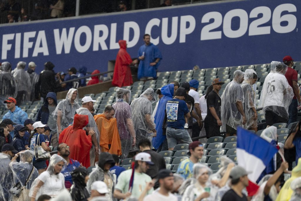 GR2007. FILADELFIA (ESTADOS UNIDOS), 22/06/2026.- Aficionados se cubren de la lluvia este lunes, en un partido del grupo I del Mundial de la FIFA 2026 entre Francia e Irak en el estadio Lincoln Financial Field en Filadelfia (Estados Unidos). EFE/ Ángel Colmenares