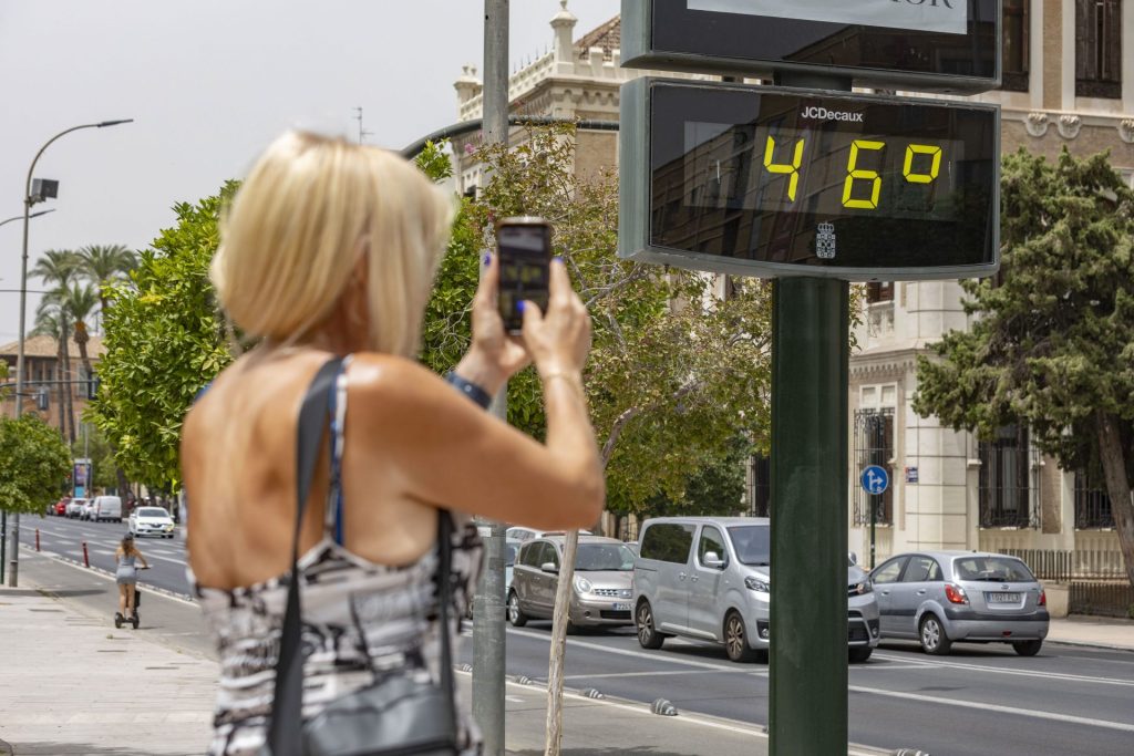 FOTODELDÍA MURCIA, 23/07/2026.- Una mujer fotografía un termómetro que marca 46 grados este jueves en Murcia. Toda la Región de Murcia estará este jueves en situación de aviso rojo, naranja o amarillo ante las altas temperaturas, que podrían llegar a los 44 grados, por lo que se han activado los mecanismos de protección de la población y la vigilancia ante incendios forestales es máxima. EFE/ Marcial Guillen