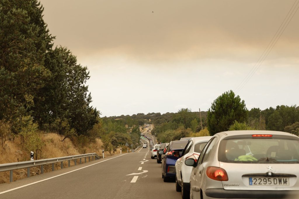 ALMOROX (C. DE MADRID), 25/07/2026.- Miles de personas proceden a la evacuación de los municipios afectados en dirección Toledo y Escalona, este sábado. El Gobierno ha decretado la evacuación de todo el Valle del Tiétar (Ávila), que afecta a unas 30.000 personas, y de los dos municipios madrileños de Rozas de Puerto Real y Cadalso de los Vidrios, según ha anunciado el delegado del Gobierno en la Comunidad de Madrid, Francisco Martín. EFE/Mariscal