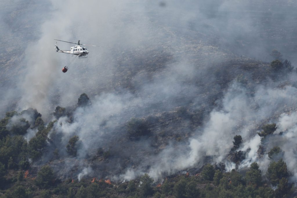 LA VALL D'UIXÒ (CASTELLÓN), 25/07/2026.- Vista del incendio de La Vall d'Uixò (Castellón), este sábado. El Centro de Coordinación de Emergencias (CCE) de la Generalitat ha enviado un Es-Alert a la población para comunicar el confinamiento de los municipios castellonenses de Artana y La Vall d'Uixò a causa del incendio declarado en esta última localidad, donde también se está procediendo al desalojo preventivo de algunas viviendas rústicas.-EFE/ Manuel Bruque