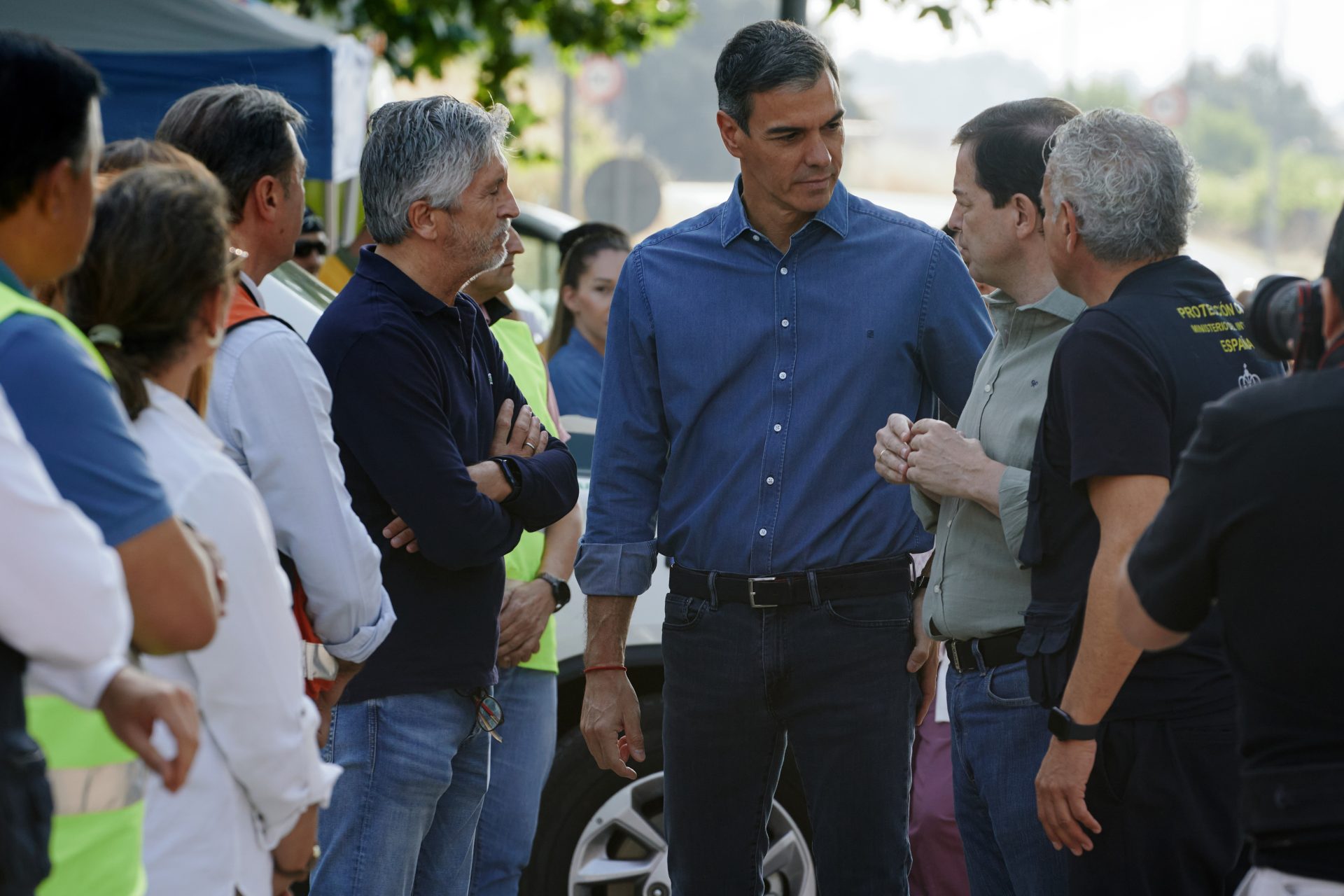 NAVALUENGA (ÁVILA), 26/07/2026.- El presidente del Gobierno, Pedro Sánchez, acompañado por el presidente de la Junta de Castilla y León, Alfonso Fernández Mañueco (2d), y el ministro del Interior, Fernando Grande-Marlaska (2i) a su llegada al Puesto de Mando Avanzado instalado en Navaluenga (Ávila), este domingo. Miles de efectivos trabajan para tratar de controlar el avance de las llamas en los complejos incendios que azotan parte de la Comunidad de Madrid y de la provincia de Ávila, donde el fuego ya ha quemado unas 45.000 hectáreas y ha afectado a más de 115.000 personas, en una jornada en la que el Gobierno ha asumido también la coordinación del siniestro de Almorox (Toledo), mientras otro incendio en la Vall d'Uixò (Castellón) sigue descontrolado y ha obligado a desalojar a unos 15.000 vecinos. EFE/Raúl Sanchidrián
