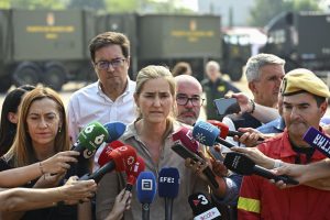 Sara Aagesen y autoridades en el puesto de mando de Navalcarnero durante el seguimiento de los incendios forestales.