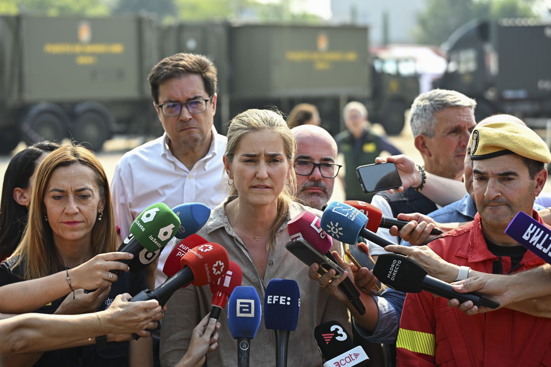 Sara Aagesen y autoridades en el puesto de mando de Navalcarnero durante el seguimiento de los incendios forestales.