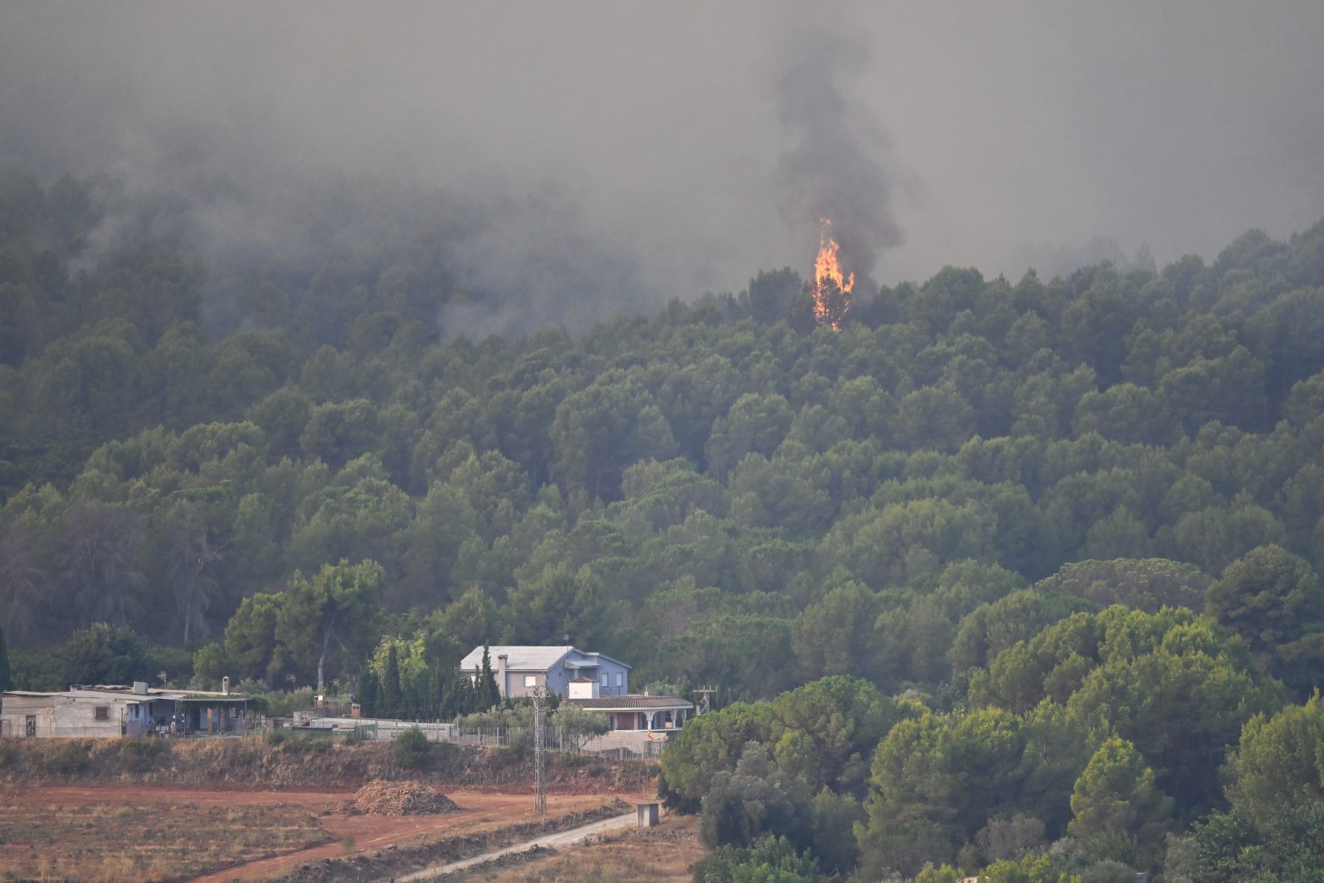 FOTODELDIA VALL D'UIXÓ (CASTELLÓN), 27/07/2026.- Fuego en Castillo de Onda (Castellón). El incendio de La Vall d’Uixò continúa fuera de control con más de 4.300 hectáreas quemadas y ha obligado a desalojar a más de 16.000 personas de casi una veintena de municipios. EFE/ Andreu Esteban