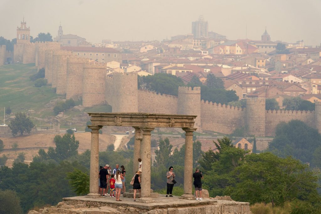 AVILA, 27/07/2026.- Vista de Ávila con el humo procedente de los incendios de Burgohondo y Madrid. El Ayuntamiento de Ávila traslada un mensaje de precaución a la población, especialmente la más vulnerable, ante el denso humo que cubre la ciudad, procedente del incendio de Burgohondo.EFE/ Raúl Sanchidrián
