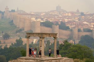 AVILA, 27/07/2026.- Vista de Ávila con el humo procedente de los incendios de Burgohondo y Madrid. El Ayuntamiento de Ávila traslada un mensaje de precaución a la población, especialmente la más vulnerable, ante el denso humo que cubre la ciudad, procedente del incendio de Burgohondo.EFE/ Raúl Sanchidrián
