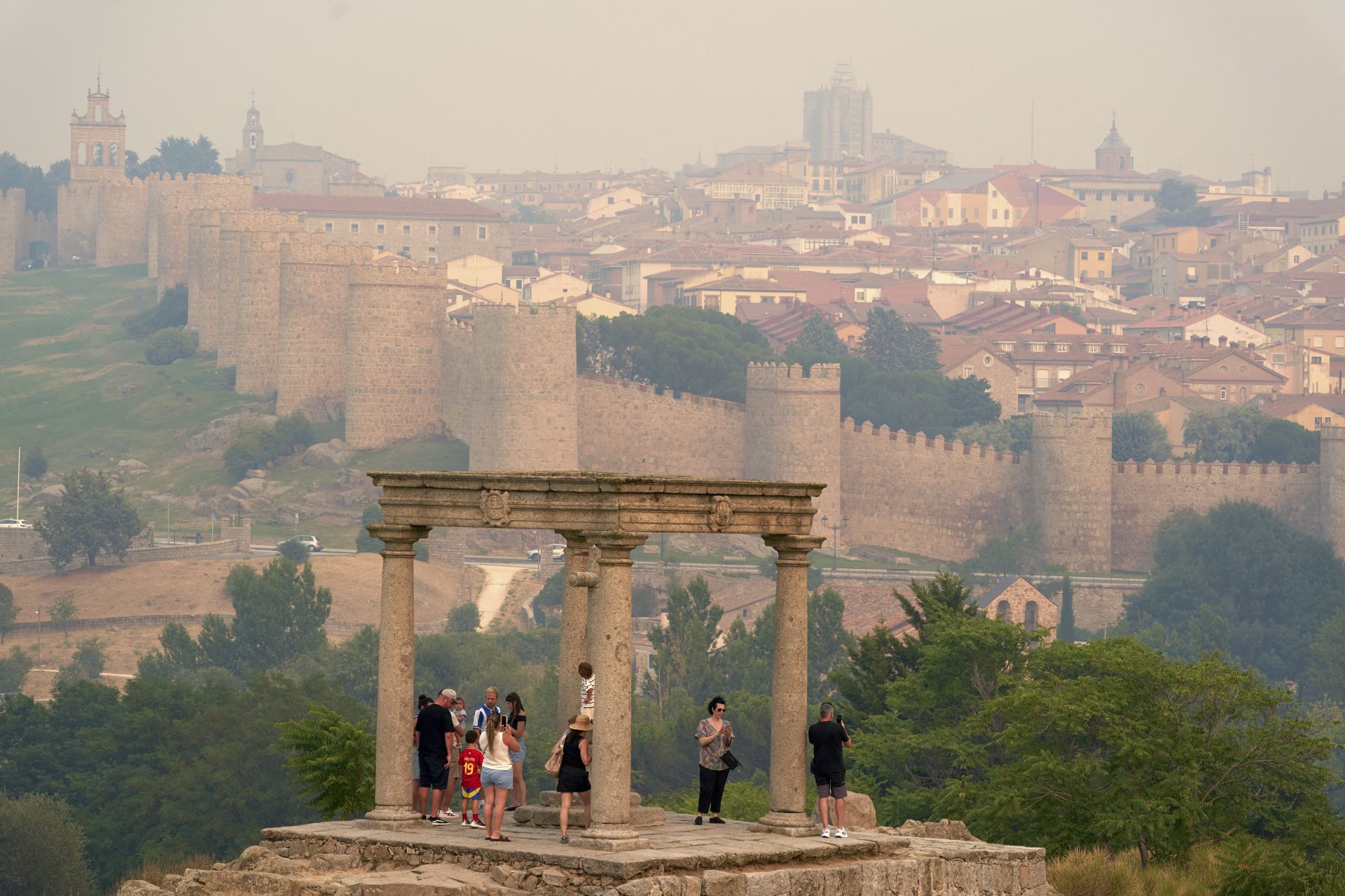 AVILA, 27/07/2026.- Vista de Ávila con el humo procedente de los incendios de Burgohondo y Madrid. El Ayuntamiento de Ávila traslada un mensaje de precaución a la población, especialmente la más vulnerable, ante el denso humo que cubre la ciudad, procedente del incendio de Burgohondo.EFE/ Raúl Sanchidrián